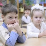 Ковыряние в носу и поедание козявок может усложнить адаптацию ребенка в школе, так как окружающие дети будут осуждать его