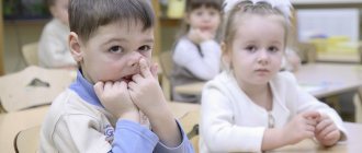 Ковыряние в носу и поедание козявок может усложнить адаптацию ребенка в школе, так как окружающие дети будут осуждать его