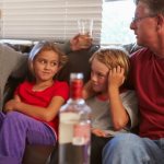 Родители-пьют-в-присутствии-детей-травма-детства-онлайн-коучинг-с-Ларой-Серебрянской